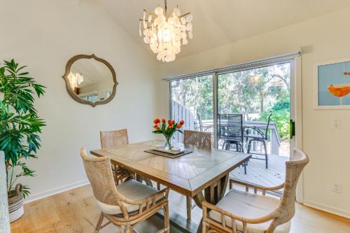1 Mi to Beach Townhome with Porch in Hilton Head!