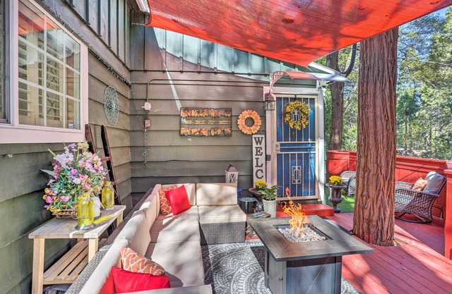 1 Mi to Lake Gregory: Boho Crestline Cabin