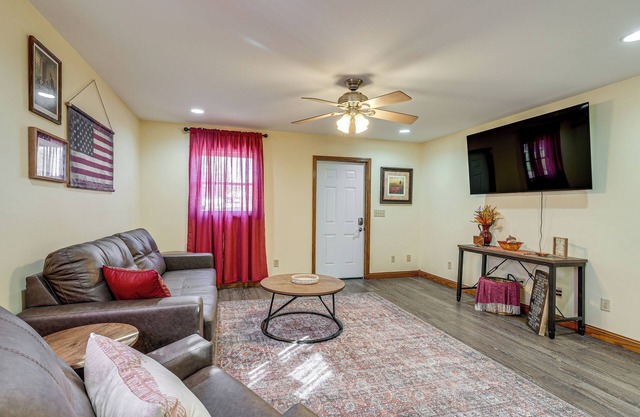 1 Mi to Main St! Family Farmhouse in West Unity