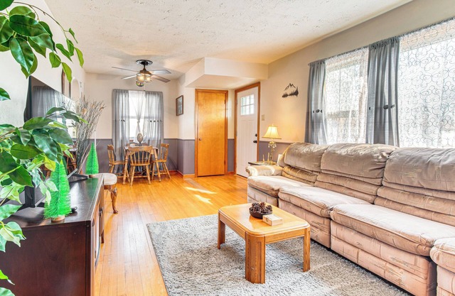< 1 Mi to Route 66: Home w/Large Yard!