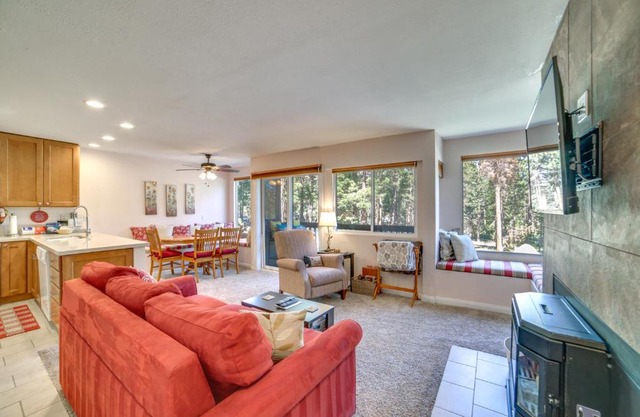 1 Mi to The Village at Mammoth Condo with Views!