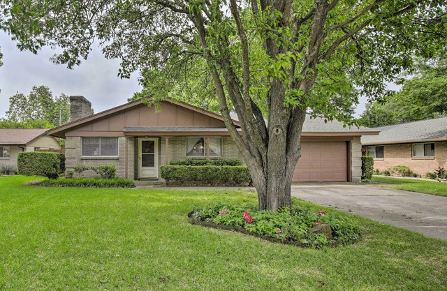 1 Mi to University of Texas: Home in Richardson!