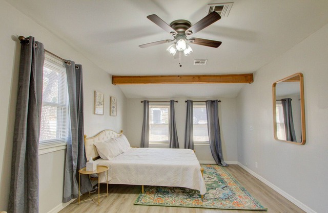 1 min from the lake! Great house for a fun getaway.