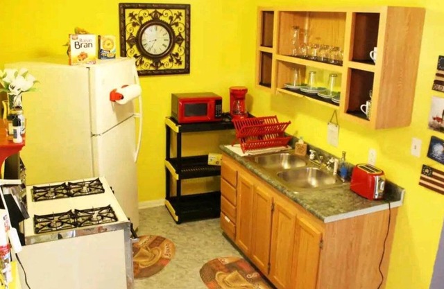 1 min Walk to Downtown, Free Parking, Pets OK