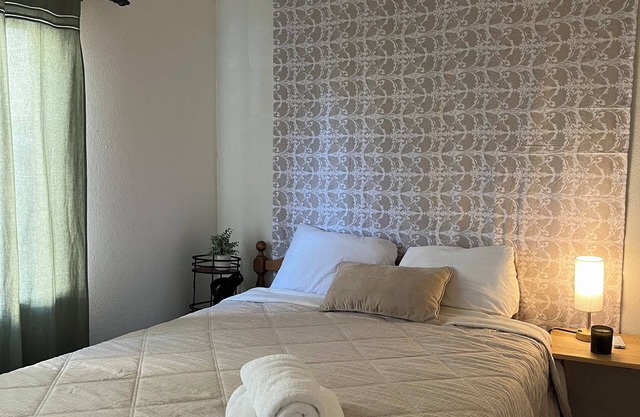 1 PRIVATE SUITE & THE LOFT en-suite bathroom, fridge, microwave, airfry, coffee!