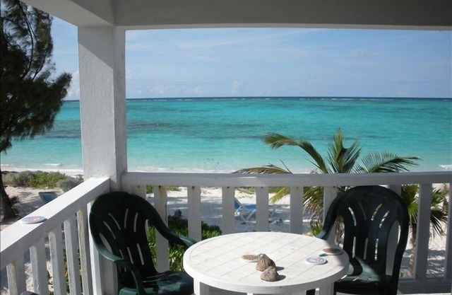 #1 Reviewed Pristine Private Beachfront Villa, Full Laundry & Kitchen, WiFi, A/C