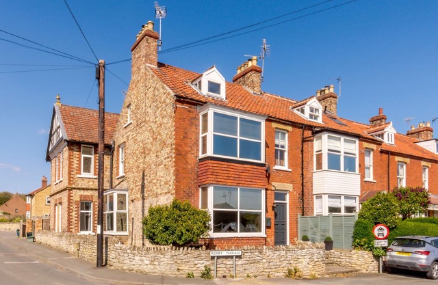 1 ROXBY TERRACE, family friendly, with open fire in Thornton-Le-Dale