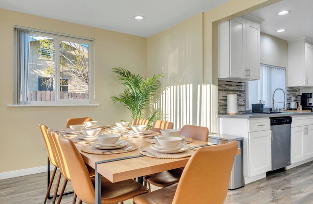 10 min to Disney - LA/OC Getaway - Pool - 4 BD 2BA