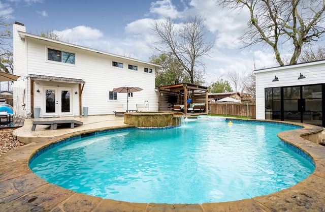 10 Min to Downtown~Luxury Home w/Pool, Outdoor TV