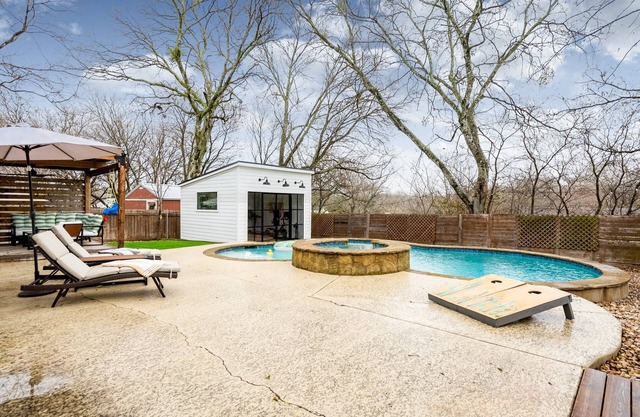 10 Min to Downtown~Luxury Home w/Pool, Outdoor TV