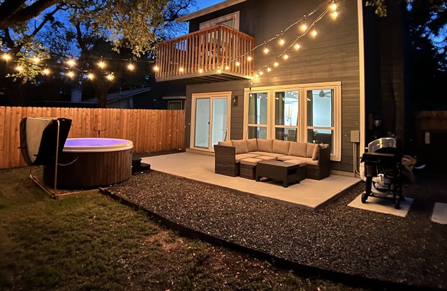 10 min to DT ATX! Family friendly TH w/ hot tub, & fenced yard! No Cleaning Fee!