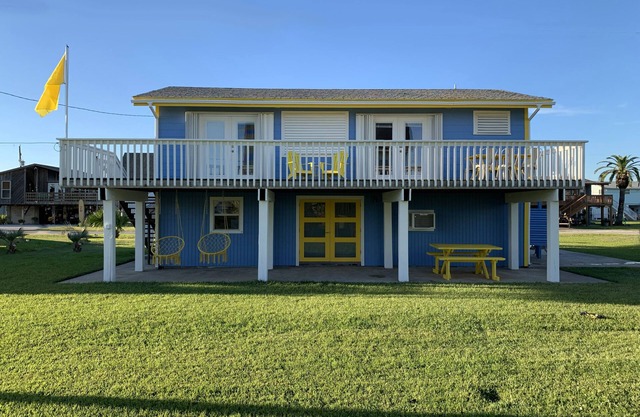 10 Min Walk to Beach, Cozy Family Home