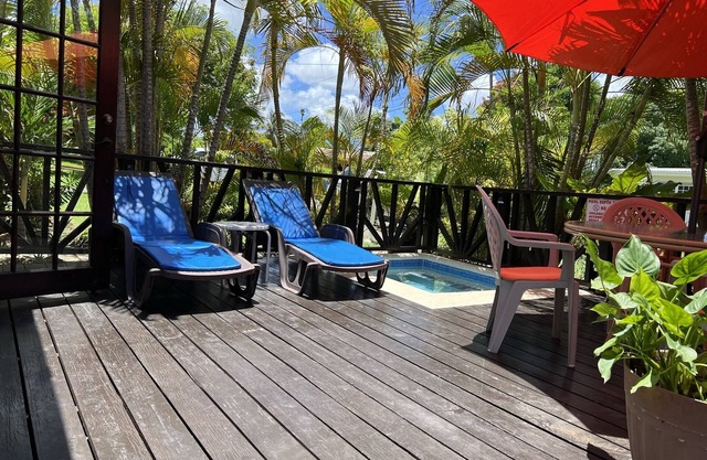 10 min walk to calm water beach! Private plunge pool on deck, Sunset Crest.