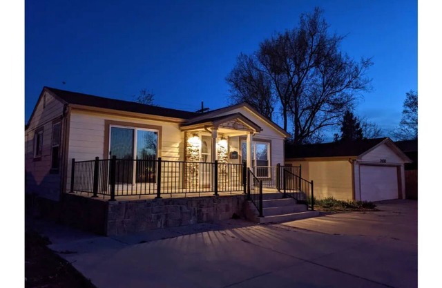 10 Mins to Downtown! - Dog Friendly - Red Rocks - Remote Office - Patio & Grill