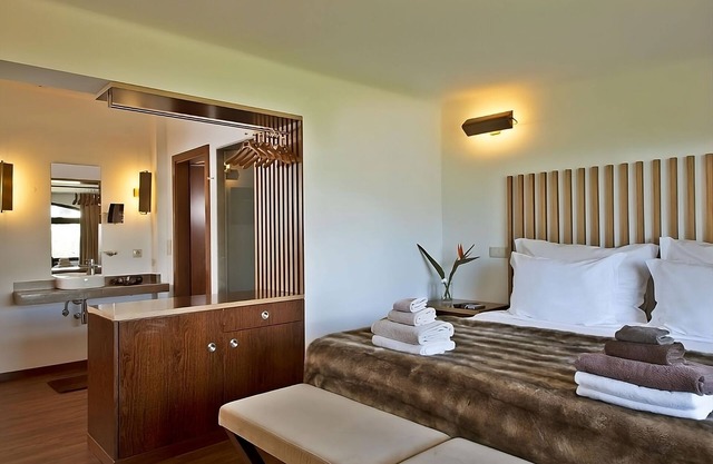 10-Minute Walk from São Rafael Beach! Free Parking, Outdoor Swimming Pools!