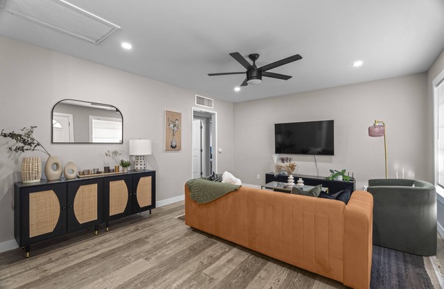 10% OFF Weekly - Modern Chic Retreat