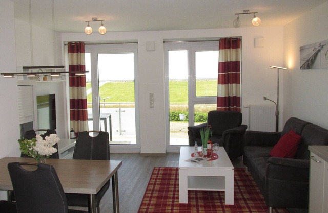 100 m from the sea, family-friendly apartment with sea views & swimming pool use