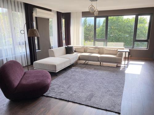 1007 Central 3 plus 1 Wide Close to Consulates