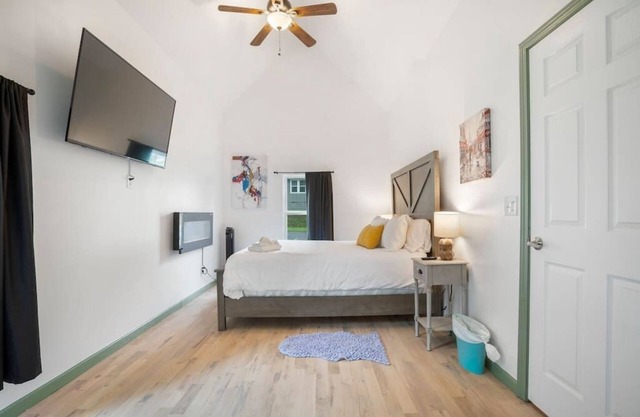 101 YO Remodel | 4BR 5TVs DT+Gathering < 10 min
