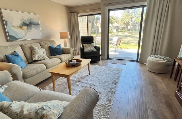 105 THE GREENS - TOTAL RENO-5 MIN. WALK TO BEACH-BEACH LOCKER & CHAIRS!