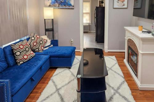 11 Mi to Manhattan Pet-Friendly Duplex with Yard!