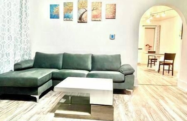 1127/Downtown Dubuque, first floor, free parking