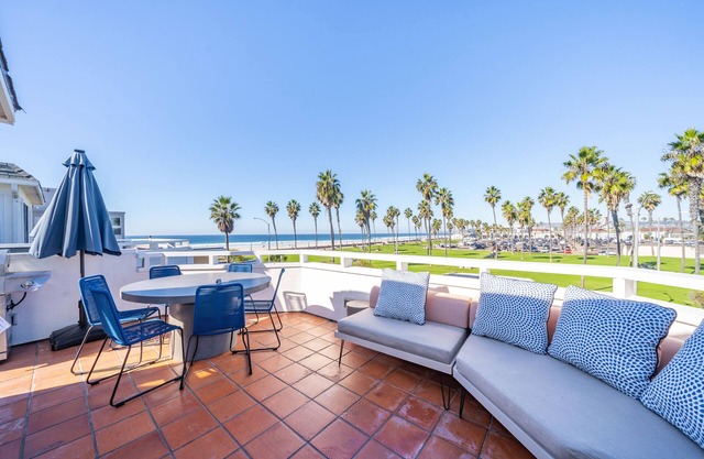 12 BEDROOM FAMILY/WORK OCEAN OASIS SLEEPS 40; 8 CAR PARKING
