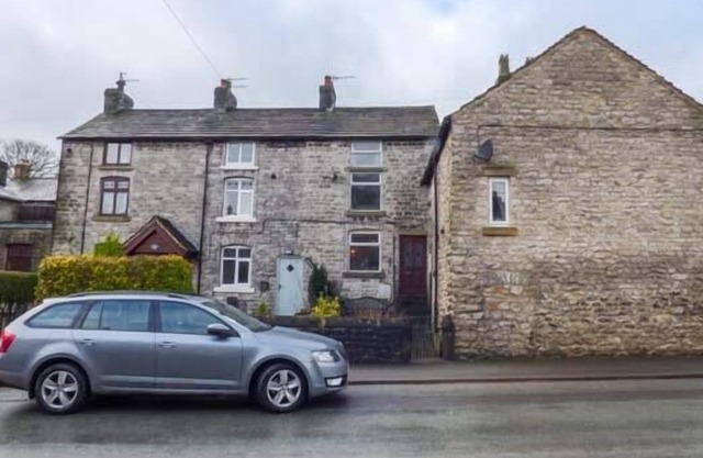 12 BUXTON ROAD, pet friendly, with a garden in Tideswell