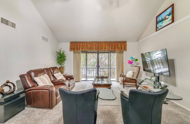 12 Mi to Downtown Dallas: Irving Condo w/Balcony