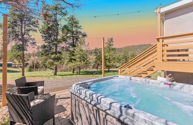 12 min to Red Rocks - Hot Tub, Fire Pit & Mountain Views