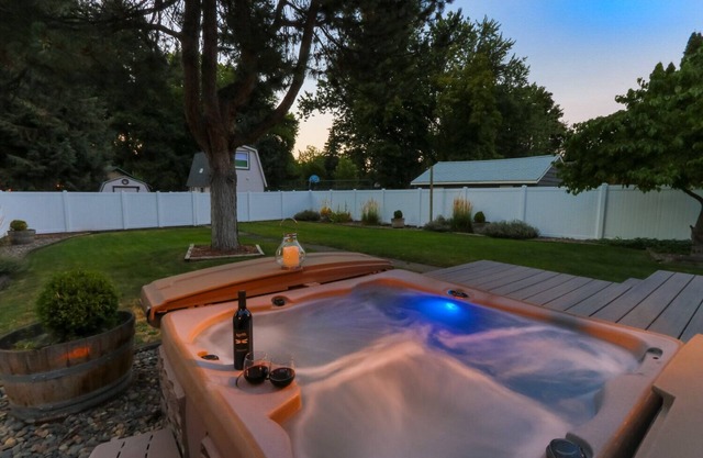 12 Min Walk To Downtown. 5 Min Walk To Whitman. Surrounded By 2 Beautiful Parks.