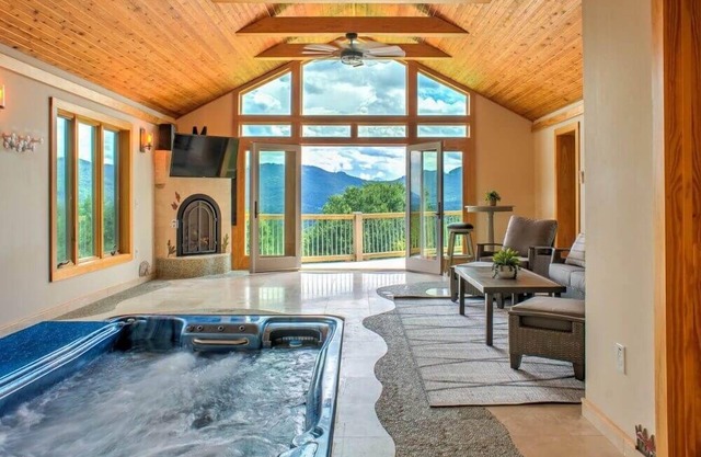 12-person spa hot tub, game room & gym 💦🎮 Private mountain-view suites, luxe design 🏔️🛌