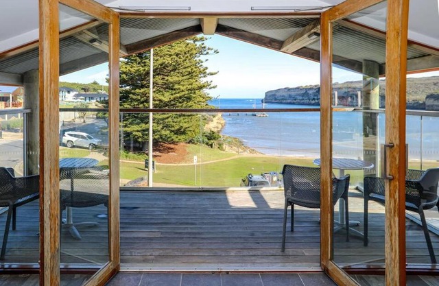 12 Rocks Beach View Loft Central Port Campbell