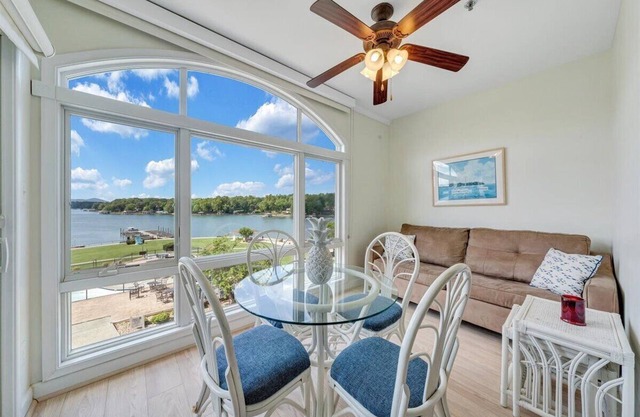 #121 Pointe - 3 Bedroom Lakefront Condo at Mariners SML