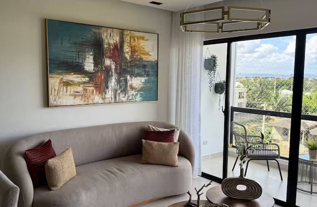 12Guests Spacious Double Apt, minutes from Airport