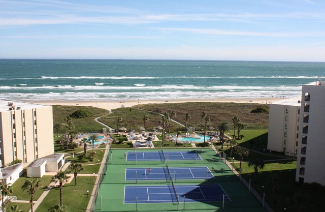 12th Floor Penthouse Beachfront, Large Balcony, Amazing Views, 3 Pools, Tennis