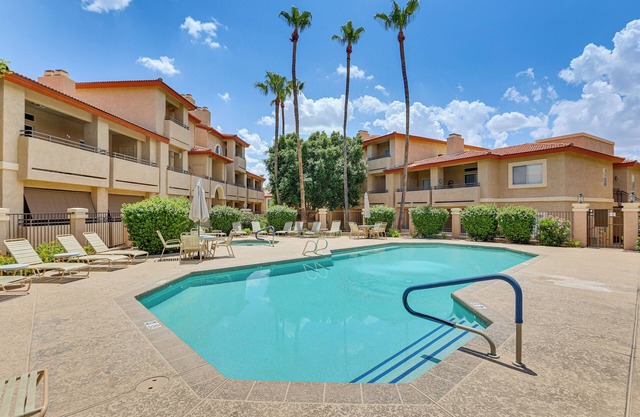 14 Mi to Dtwn: Phoenix Condo w/Balcony & Spa!