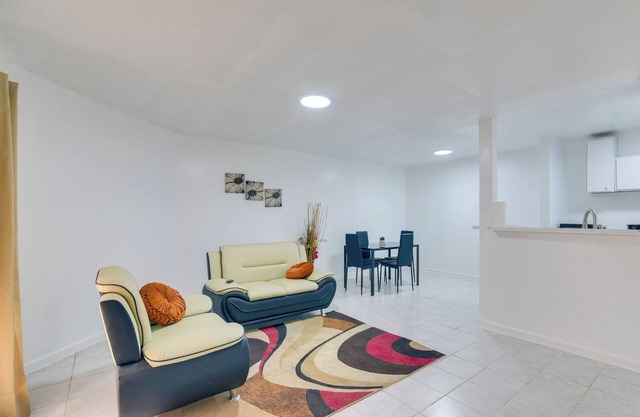 15 Mi to Dtwn Houston: Condo in Gated Community