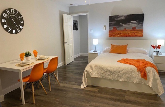 15 min to AT&T Stadium. Lakeside studio with private yard.