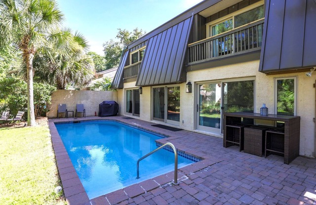 15 Wagon Road: Walk to the beach! Private Pool with Lagoon View!