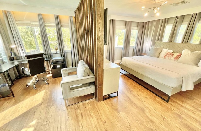 157 - SPACIOUS, BEAUTIFUL, ELEGANT, NEW DECOR, WORK SPACE, EASY ACCESS TO PARKS