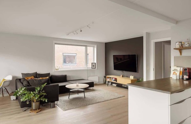 15min to C Station - Huge Social Space l Balcony