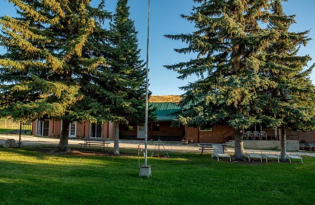 16 Bedroom stream-side Lodge on 3 acres, 3-night min Summer & Holidays-sleeps 60