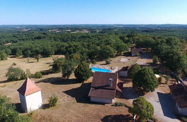 17-PERSON ESTATE SWIMMING POOL MINI GOLF COURSE