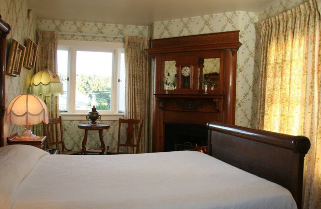 1890 Quarter Sawn rolled oak armoire/Fireplace/ QUEENBED/clawfoottub/shower