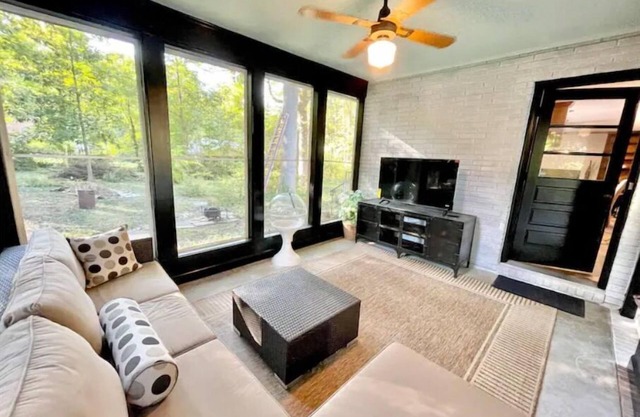 1950's 3BR Downtown Cary Ranch! 10 Min Walk to Downtown Cary Park!