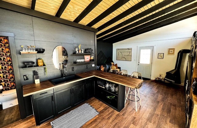 1970s Modern Floating River Cabin-HOT TUB!