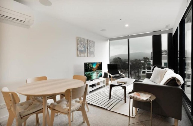 1Br Braddon retreat with mountain views