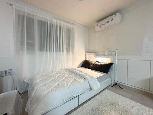 1BR City Hideaway Steps from Subway, COEX, Cafes, Nightlife