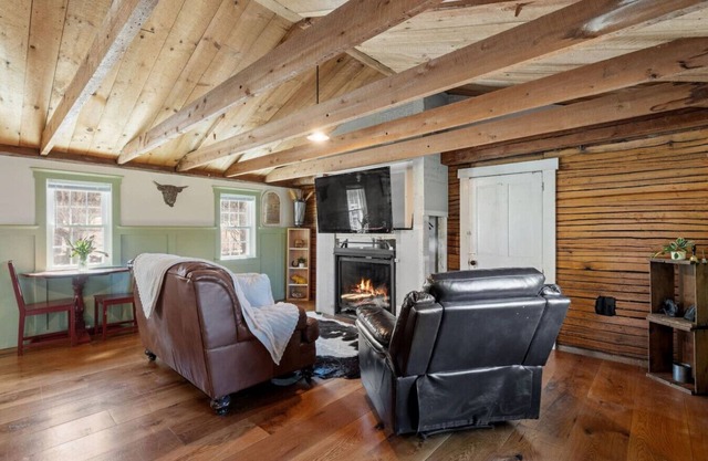 1BR on Lovely Farm w/Mtn View!